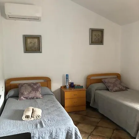 Maria Villa *